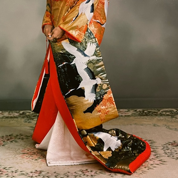 $40,000 Genuine Japanese silk & gold WEDDING KIMONO Made and purchased in Tokyo. - Picture 2 of 4